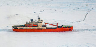 Rompehielos con la misión avanza por la Antártida. Foto: International Antarctic Coastal Circumnavigation Expedition – ICCE. Photo/Video © Anderson Astor and Marcelo Curia