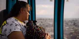 Una mujer en el Cablebús, el tranvía de Ciudad de México. En 2024, México alcanzó temperaturas máximas récord, y estudios han confirmado que la exposición prolongada al calor afecta tanto a la salud física como mental. Emiliano Molina | Dialogue Earth