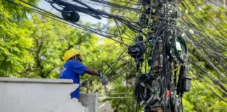 Un trabajador retira cables viejos de una línea eléctrica pública en Porto Alegre, en el sur de Brasil. Las infraestructuras deficientes, el robo de energía y la limitada capacidad de transmisión y almacenamiento son problemas comunes en las redes eléctricas latinoamericanas, que suelen sufrir pérdidas de energía como consecuencia (Imagen: Pedro Piegas / PMPA)