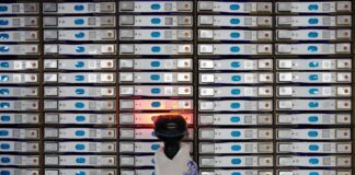 Un trabajador revisa baterías de iones de litio recién producidas en una fábrica en Tangshan, en el norte de China, uno de los pocos países con capacidad para reciclar íntegramente este tipo de baterías. América Latina está trabajando actualmente para aumentar su propia capacidad (Imagen: Imago / Alamy)