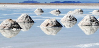 Rezagos de un tiempo que se va acabando, los montículos de Uyuni son la memoria viva de la ancestral manera de trabajar la sal de las comunidades locales. Foto: El Deber.