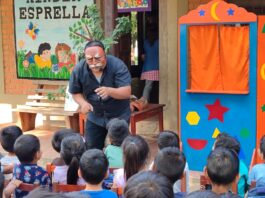 "El Rey de la Basura" se presenta ante estudiantes de primaria, en una jornada educativa que combina teatro y conciencia ambiental en Santa Cruz de la Sierra.