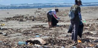 Voluntarios de al menos 9 países de Latinoamérica colaboraron con científicos para identificar el origen de la contaminación por botellas plásticas en sus playas. Foto: cortesía Mauricio Ergas / Científicos de la basura