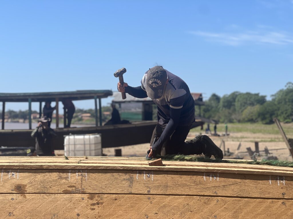 Un trabajador en plena faena de construcción de las balsas auríferas. </p>
<p>