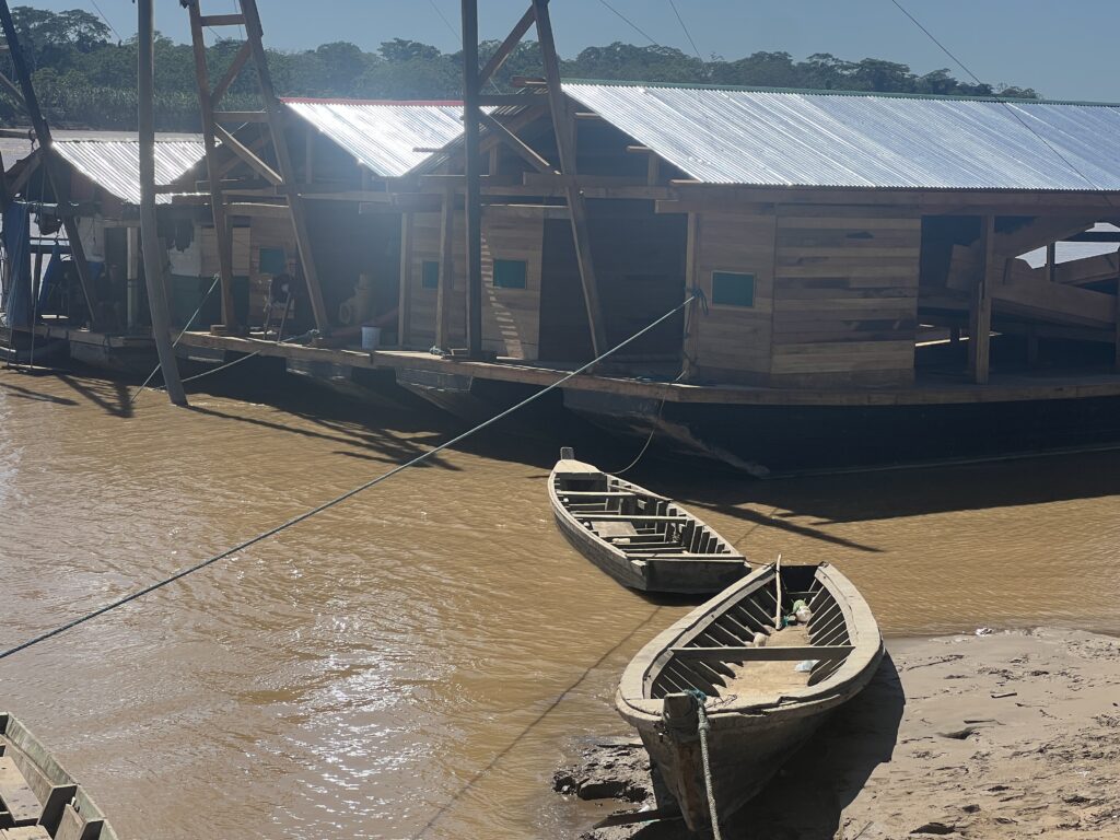 Las barcazas a la venta en el municipio de Riberalta. Se estima que cada una puede llegar a costar hasta 100 mil dólares o más, una vez terminada.
