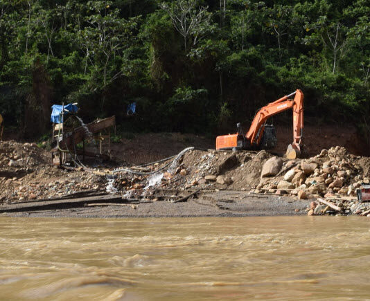 La minería ilegal avanza en los ríos amazónicos que ingresan al Parque Nacional Madidi, en Bolivia. En estos afluentes se instalan dragas que remueven el fondo de los ríos. Foto: Iván Paredes