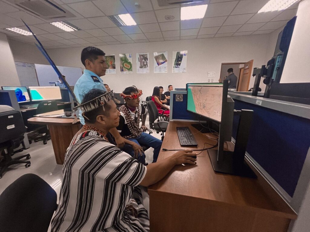 Visita de comunidades de las tres zonas de amortiguamiento de los Parques Nacionales Sierra del Divisor, Manu y Otishi a la Dirección de Vigilancia Amazónica y Nacional, en Perú. Foto: cortesía EarthRanger