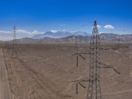 Líneas eléctricas en el desierto de La Joya, en el sur de Perú. Durante años, el país ha intentado desarrollar proyectos de energía solar e hidrógeno verde en esta región (Imagen: Presidencia de Perú / Flickr, CC BY NC SA)