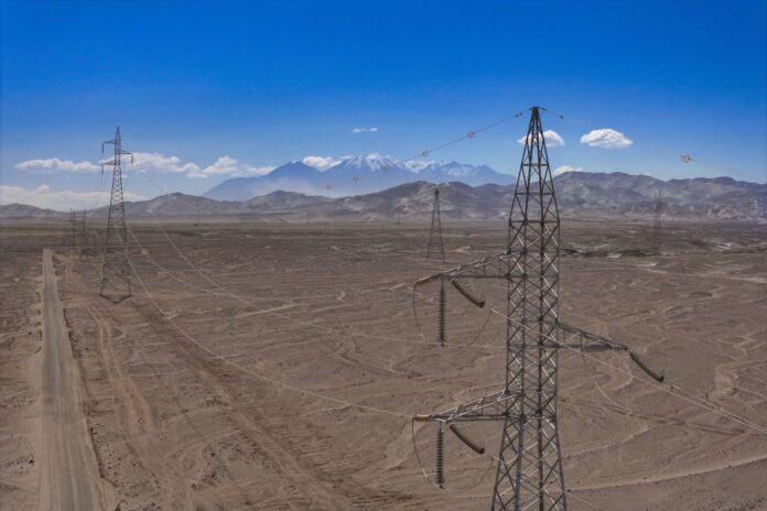 Líneas eléctricas en el desierto de La Joya, en el sur de Perú. Durante años, el país ha intentado desarrollar proyectos de energía solar e hidrógeno verde en esta región (Imagen: Presidencia de Perú / Flickr, CC BY NC SA)