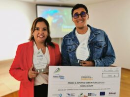 Rocío Lloret y Daniel Aguilar, con las distinciones recibidas del Premio al Reportaje sobre Naturaleza 2025. / Foto: La Región