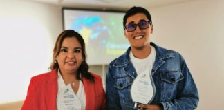 Rocío Lloret y Daniel Aguilar, con las distinciones recibidas del Premio al Reportaje sobre Naturaleza 2025. / Foto: La Región