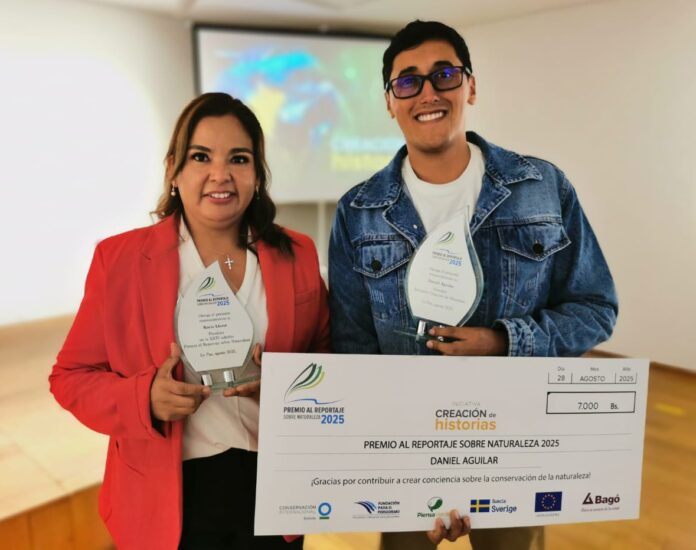 Lloret Aguilar Rocío Lloret y Daniel Aguilar, con las distinciones recibidas del Premio al Reportaje sobre Naturaleza 2025. / Foto: La Región