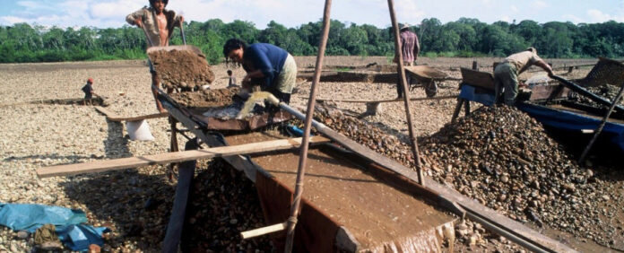 Draga para extraer oro y otros minerales de los ríos en Bolivia. Foto: André Bärtschi / WWF Regional