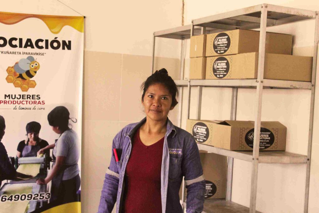 Mercy Arapino, líder de la Asociación de Mujeres Kuñareta Iparavisike, supervisa la elaboración de láminas de cera en Chimeo.