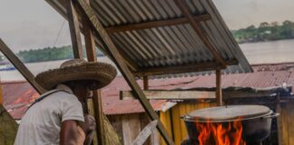 Una persona cocinando con leña en la localidad de Guapi, en el oeste de Colombia. En América Latina y el Caribe, alrededor del 11% de la población todavía cocina con biomasa. Esto provoca graves problemas de salud, especialmente entre las mujeres y los niños (Imagen: Joel Gonzalez / Presidencia de la República de Colombia, PDM)