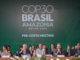 La ministra de Medioambiente de Brasil, Marina Silva (centro), en Brasilia, en un evento preparatorio de la COP30 celebrado en octubre. Los especialistas consultados por Dialogue Earth afirman que América Latina podría presentar un frente unificado y progresista en la COP30 (Imagen: Rogério Cassimiro / Ministério do Meio Ambiente e Mudança do Clima, CC BY-NC-SA)