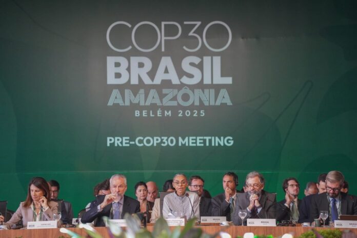 COP30 Brasil 2025 La ministra de Medioambiente de Brasil, Marina Silva (centro), en Brasilia, en un evento preparatorio de la COP30 celebrado en octubre. Los especialistas consultados por Dialogue Earth afirman que América Latina podría presentar un frente unificado y progresista en la COP30 (Imagen: Rogério Cassimiro / Ministério do Meio Ambiente e Mudança do Clima, CC BY-NC-SA)