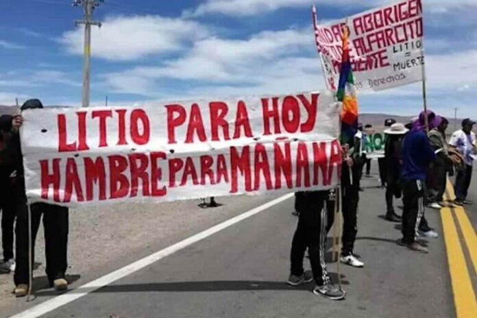 Muerte de indígenas y ambientalistas en el mundo Comunidades de la zona de Salinas Grandes y Laguna de Guayatayoc, en la provincia de Jujuy, Argentina, protestan contra la extracción de litio en sus localidades. Foto: cortesía elsubmarinojujuy.com.ar