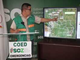 El coordinador del COED, Dionisio Castro, muestra el mapa de Santa Cruz con las zonas afectadas por los incendios forestales. Foto: Gobernación