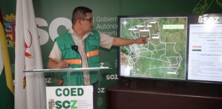 El coordinador del COED, Dionisio Castro, muestra el mapa de Santa Cruz con las zonas afectadas por los incendios forestales. Foto: Gobernación