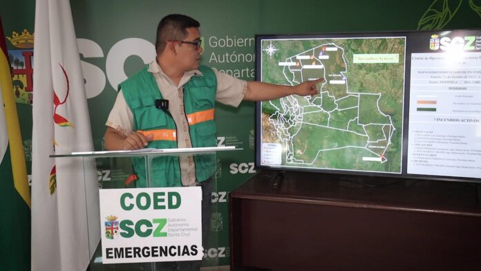 Reporte de incendiso forestales en Santa CRUZ El coordinador del COED, Dionisio Castro, muestra el mapa de Santa Cruz con las zonas afectadas por los incendios forestales. Foto: Gobernación