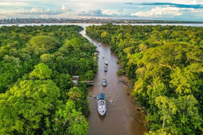 BRASIL COP30 Un comité presidencial brasileño navega hacia la isla de Combu, en la ciudad amazónica de Belém. Delegaciones internacionales llegarán a la ciudad este mes para las negociaciones climáticas de la COP30 (Imagen: Ricardo Stuckert / Presidência da República / Agência Brasil)