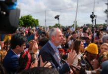 La COP30 en Brasil terminó en tiempo extra, sin abordar los combustibles fósiles El presidente de la COP30, André Corrêa do Lago, durante una manifestación del pueblo indígena munduruku en las inmediaciones de la cumbre (Imagen: Diego Herculano / UN Climate Change, CC BY NC SA)
