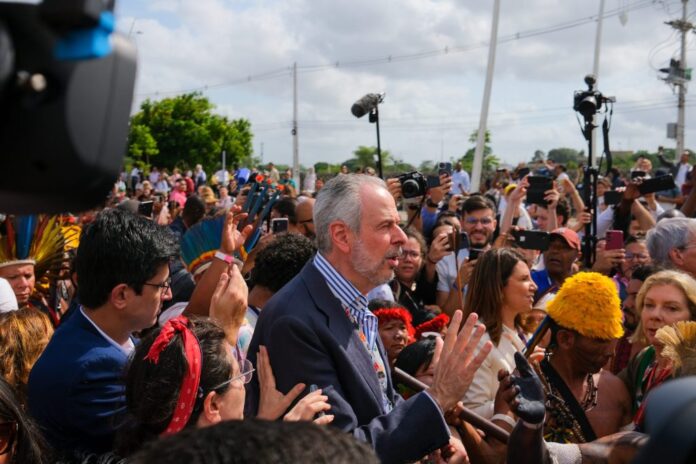 CIERRE COP30 BRASIL El presidente de la COP30, André Corrêa do Lago, durante una manifestación del pueblo indígena munduruku en las inmediaciones de la cumbre (Imagen: Diego Herculano / UN Climate Change, CC BY NC SA)