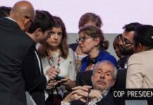 La COP30 dejó un gran sinsabor y no logró avanzar en la transición de los combustibles fósiles Los países deliberan en el plenario de cierre de la COP30. En el medio de la foto, el presidente de la COP30, André Corrêa do Lago. Foto: cortesía UN Climate Change / Lara Murillo