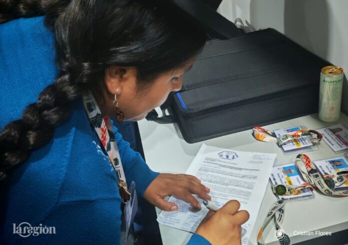 Pedido a Lara en la COP30 Petrona Fernández, secretaria de Hacienda de la Red Chimpu Warmi, es una de las representantes que firmó la solicitud. Foto: Cristian Flores