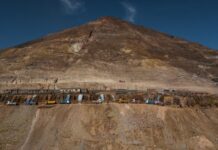 In the heart of Bolivia, the mountain that financed an empire risks collapsing La montaña Cerro Rico, en Potosí, Bolivia, conocida por sus minas de plata que financiaron el Imperio español. Foto: Benjamin Swift