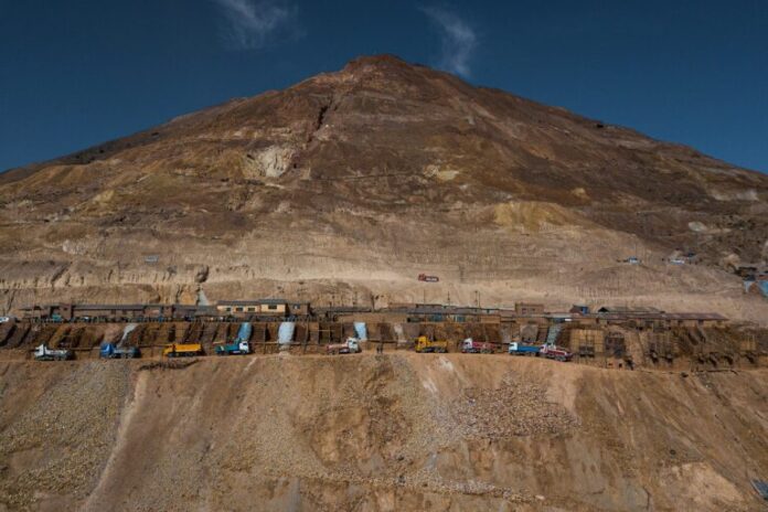La montaña Cerro Rico, en Potosí, Bolivia, conocida por sus minas de plata que financiaron el Imperio español. Foto: Benjamin Swift
