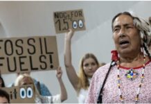 Lobistas del petróleo y el agronegocio permean la COP30 para imponer sus agendas en la discusión climática Miembros de la sociedad civil y pueblos indígenas se manifiestan contra los combustibles fósiles en los pasillos de la COP30. Foto: cortesía Photo: © UN Climate Change / Kiara Worth