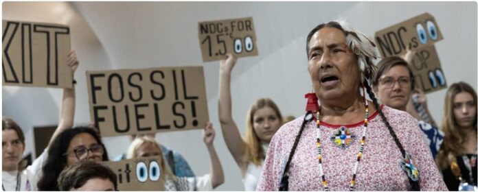 lobistas del petroleo COP30 Miembros de la sociedad civil y pueblos indígenas se manifiestan contra los combustibles fósiles en los pasillos de la COP30. Foto: cortesía Photo: © UN Climate Change / Kiara Worth