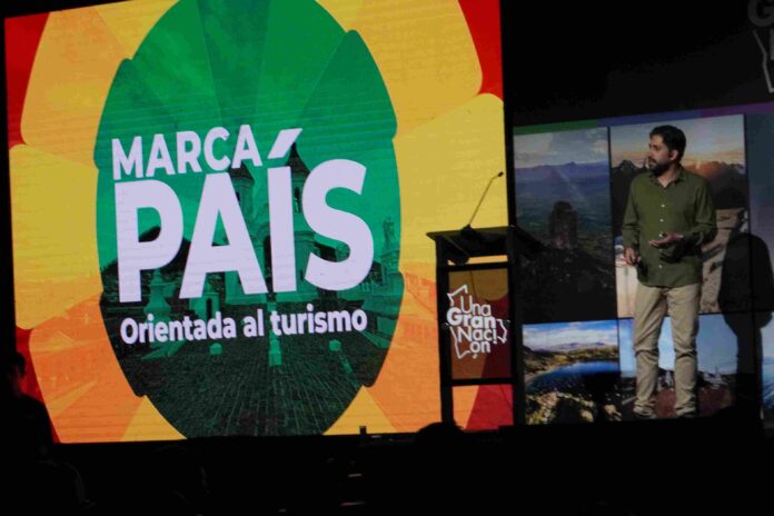 Marca País Bolivia Martín Vargas, director de Una Gran Nación, presentó los detalles del trabajo que se desarrollará para la construcción del Programa Marca País 2026. Foto: Doly Leytón