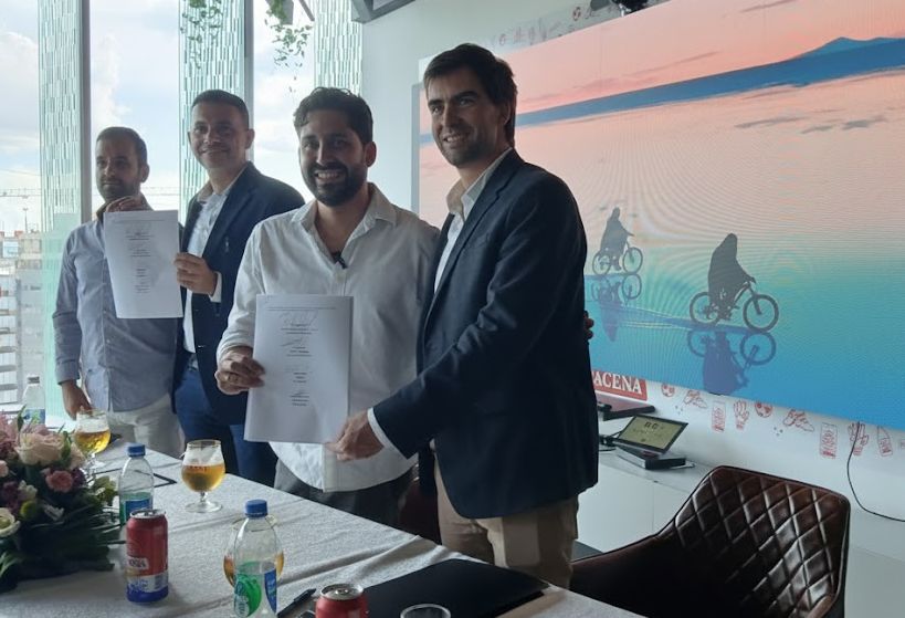 Representantes de Cervecería Boliviana Nacional y Una Gran Nación durante la firma de la alianza estratégica para impulsar la construcción de la Marca País Bolivia, en un acto realizado en Santa Cruz.