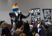 Después de la COP30: vacíos y retos del camino hacia la transición justa en energía e industria Organizaciones protestan dentro de la COP30 por la presencia de lobistas de los combustibles fósiles. Foto: cortesía © UN Climate Change – Kiara Worth