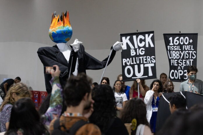 Lobistas en la COP 30 Organizaciones protestan dentro de la COP30 por la presencia de lobistas de los combustibles fósiles. Foto: cortesía © UN Climate Change – Kiara Worth