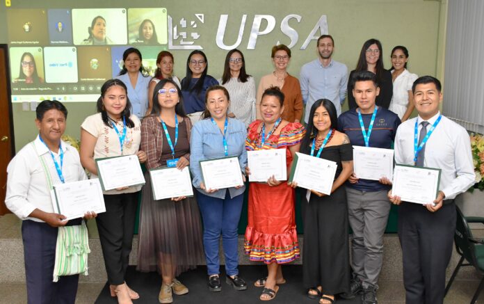 PERIODISMO INDÍGENA EN BOLIVIA Los graduados junto a autoridades de la UPSA y el director del programa, Damián Andrada