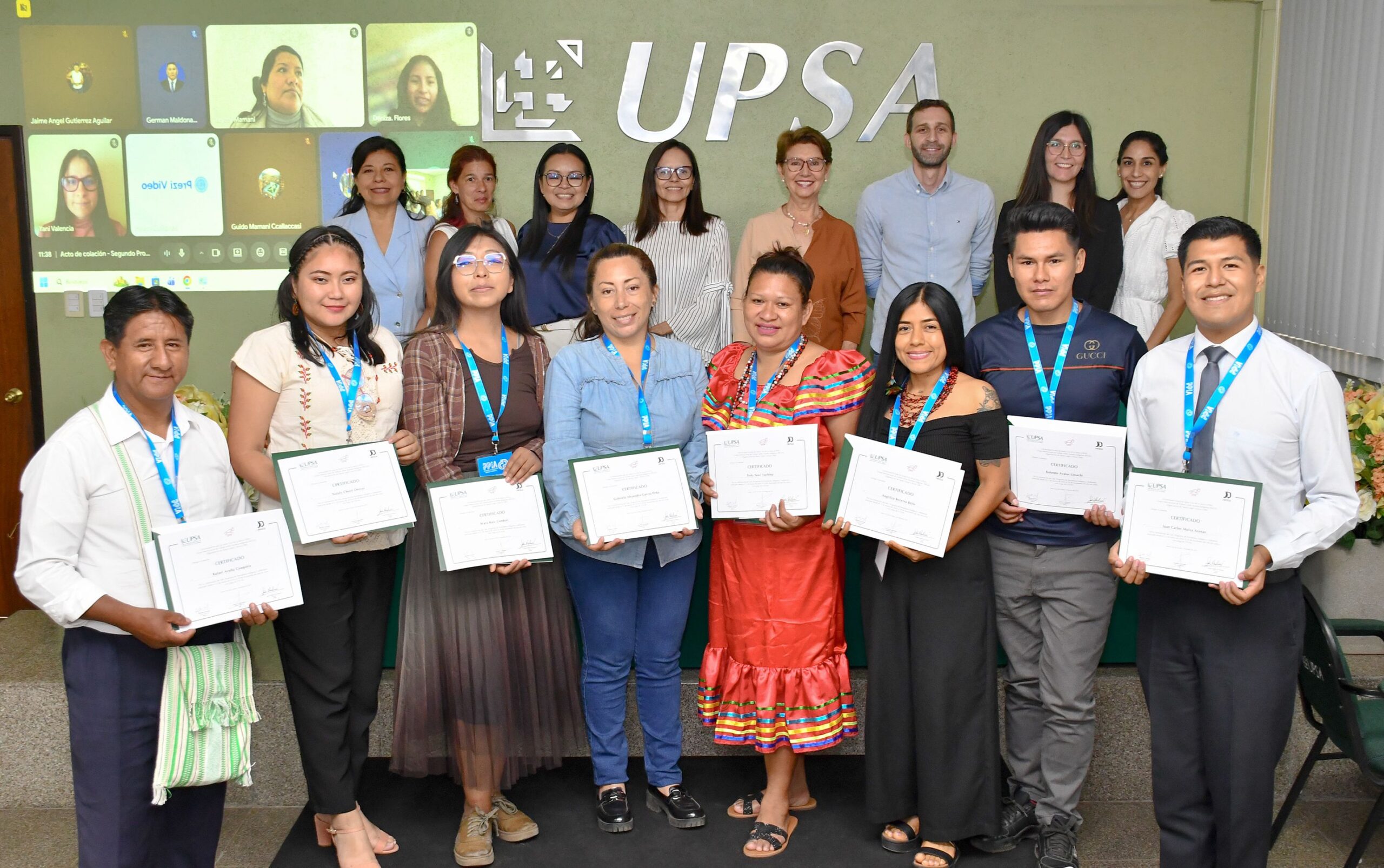 Los graduados junto a autoridades de la UPSA y el director del programa, Damián Andrada