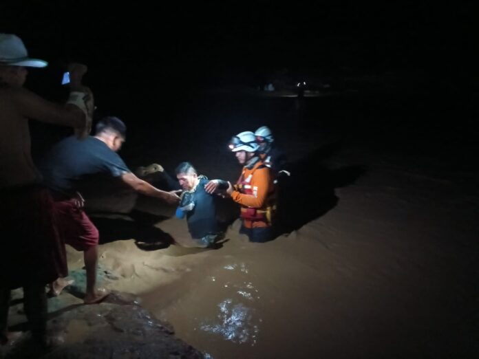 RESCATE Grupos de rescatistas se movilizaron para ayudar a los afectados. Foto: Gobernación de Santa Cruz