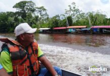 Inspección en el río Madre de Dios: mineros auríferos paralizan sus dragas, pero voces indígenas ratifican contaminación por mercurio El líder indígena Lucio Ayala Siripi, presidente del TIM II, observa balsas mineras asentadas en el río Madre de Dios durante la inspección del Tribunal Agroambiental.
