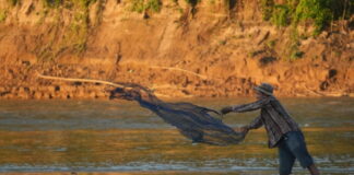 Muchos de los habitantes indígenas de la Amazonía boliviana viven de la pesca. Foto: Javier Mamani