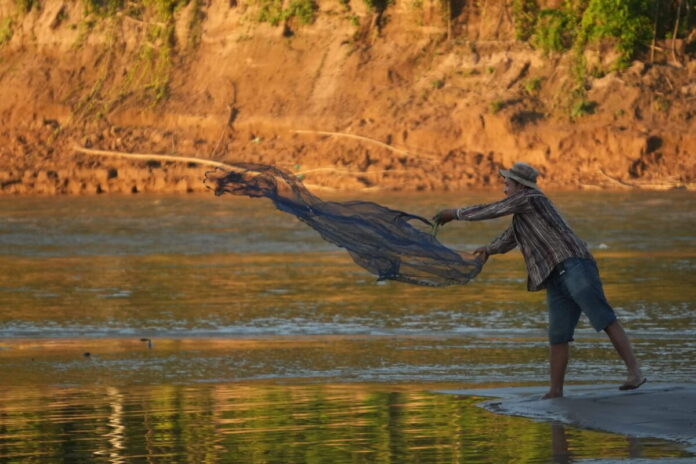 PESCA EN BOLIVIA Muchos de los habitantes indígenas de la Amazonía boliviana viven de la pesca. Foto: Javier Mamani