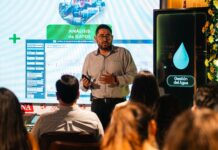 Dos emprendimientos bolivianos implementarán pilotos de eficiencia energética e hidroponía Juan Manuel Uría, gerente general del emprendimiento Recusost, expone su propuesta de inteligencia artificial para la optimización energética en el Pitch Final de la Aceleradora 100+ de la CBN.