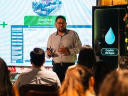 Juan Manuel Uría, gerente general del emprendimiento Recusost, expone su propuesta de inteligencia artificial para la optimización energética en el Pitch Final de la Aceleradora 100+ de la CBN.