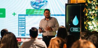 Juan Manuel Uría, gerente general del emprendimiento Recusost, expone su propuesta de inteligencia artificial para la optimización energética en el Pitch Final de la Aceleradora 100+ de la CBN.