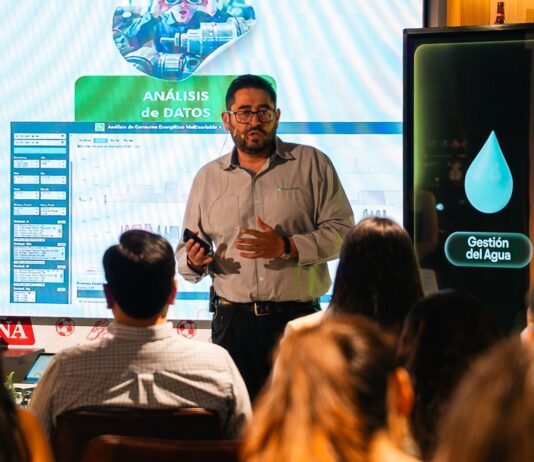 Juan Manuel Uría, gerente general del emprendimiento Recusost, expone su propuesta de inteligencia artificial para la optimización energética en el Pitch Final de la Aceleradora 100+ de la CBN.
