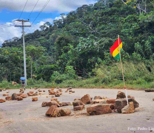 Registro fotográfico del 10 de junio de un punto de bloqueo en la zona de Delicias, departamento de La Paz. Fotografía: Pedro Laguna (cortesía).