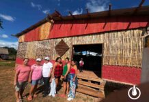 Narashú: mujeres del pueblo Tacana recuperan la memoria indígena y trabajan una economía sostenible en la Amazonia boliviana Integrantes de la Asociación Narashú posan frente a la Casa de la Memoria, un espacio construido con sus propias manos para rescatar la historia, la cultura y los saberes del pueblo Tacana. Foto: Rocío Lloret Céspedes.